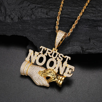 Pendentif Trust No One