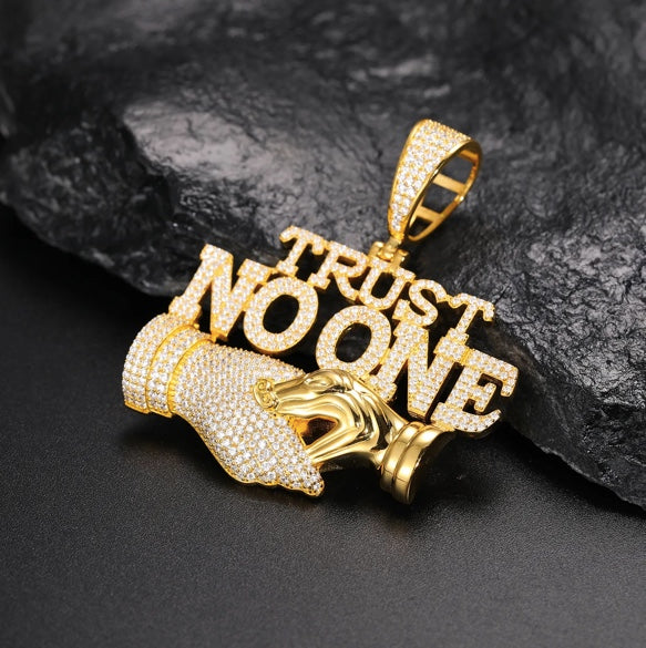 Pendentif Trust No One