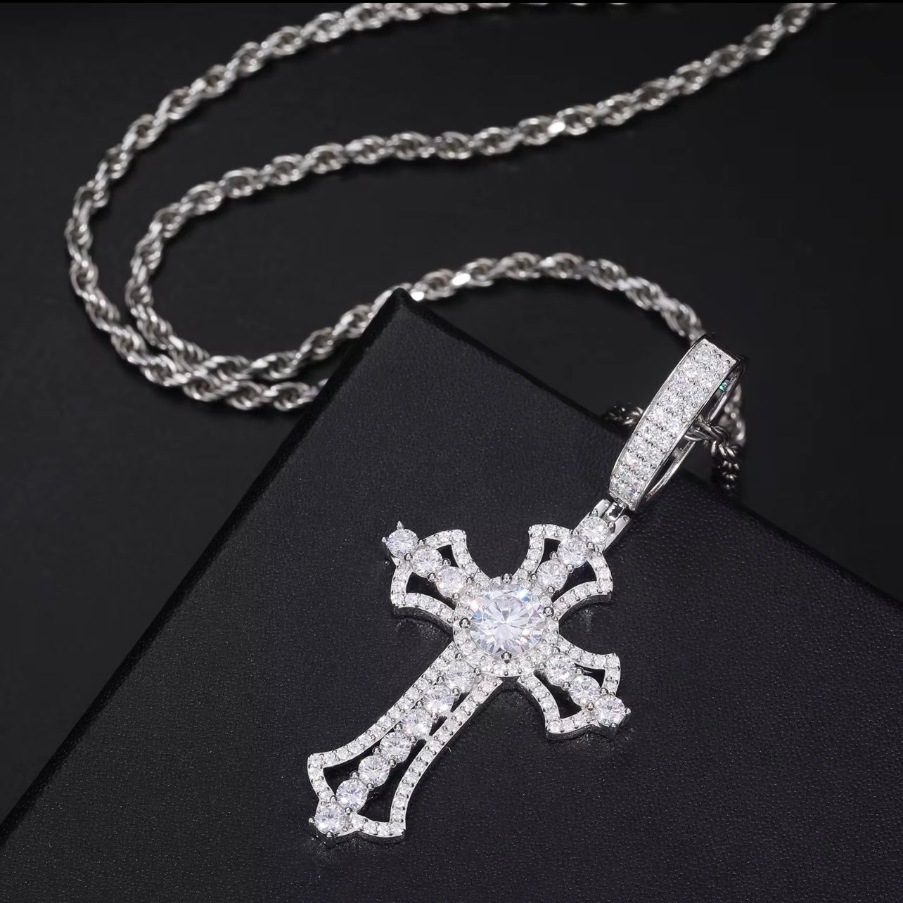 VVS1 Cross Pendant - Timeless Elegance &amp; Shine