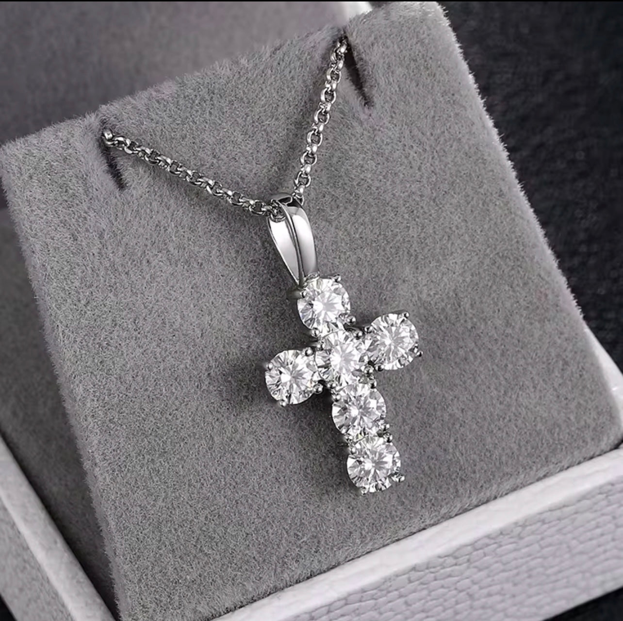 VVS1 Cross Pendant – Symbol of Light and Prestige