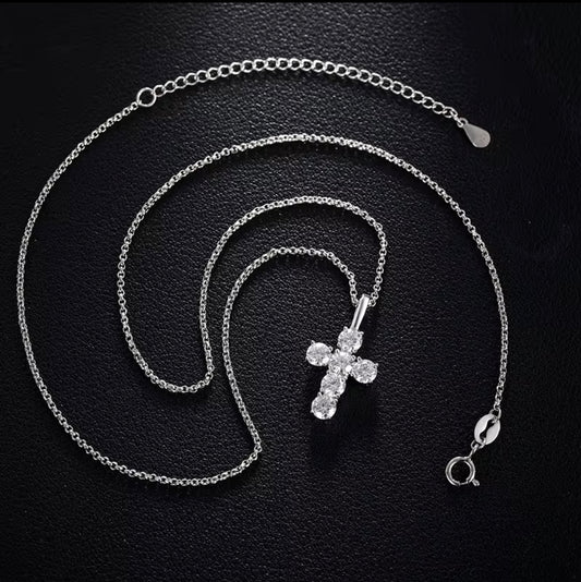 VVS1 Cross Pendant – Symbol of Light and Prestige